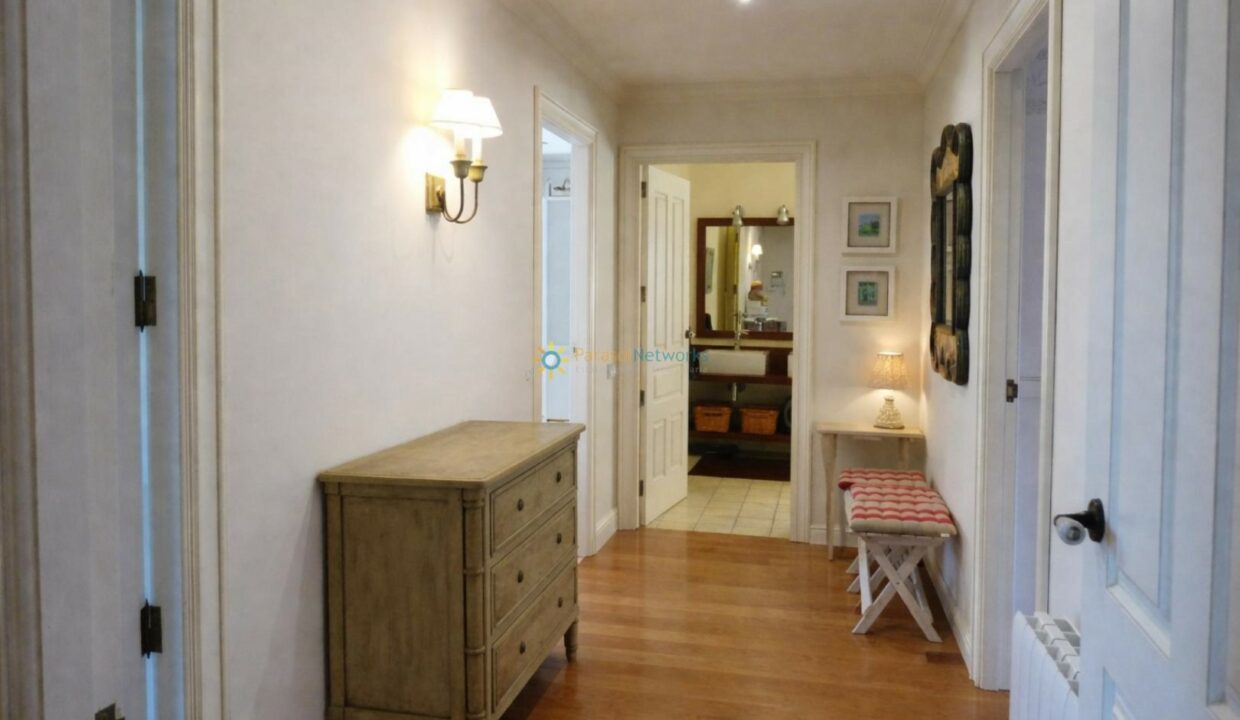 Pasillo luminoso y acogedor en casa