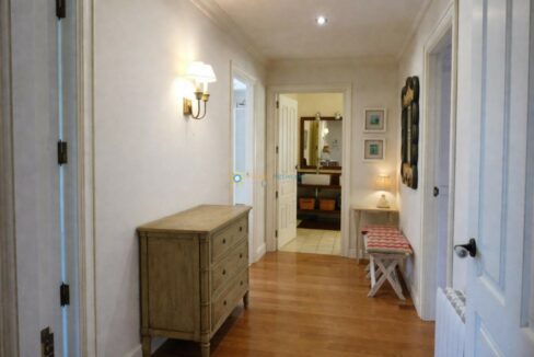 Pasillo luminoso y acogedor en casa