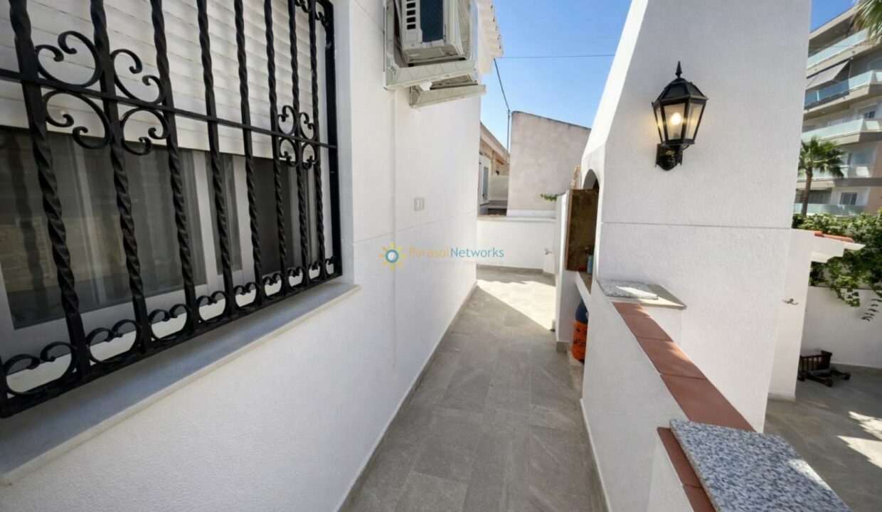 Pasillo mediterráneo con detalles clásicos