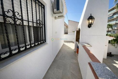 Pasillo mediterráneo con detalles clásicos