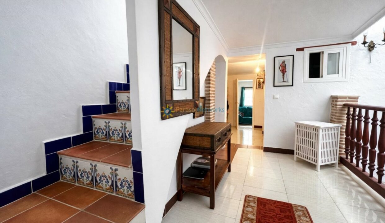 Pasillo mediterráneo con detalles rústicos