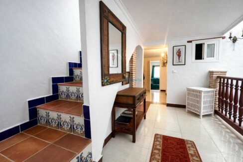 Pasillo mediterráneo con detalles rústicos