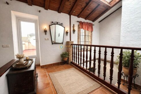 Pasillo mediterráneo con detalles vintage