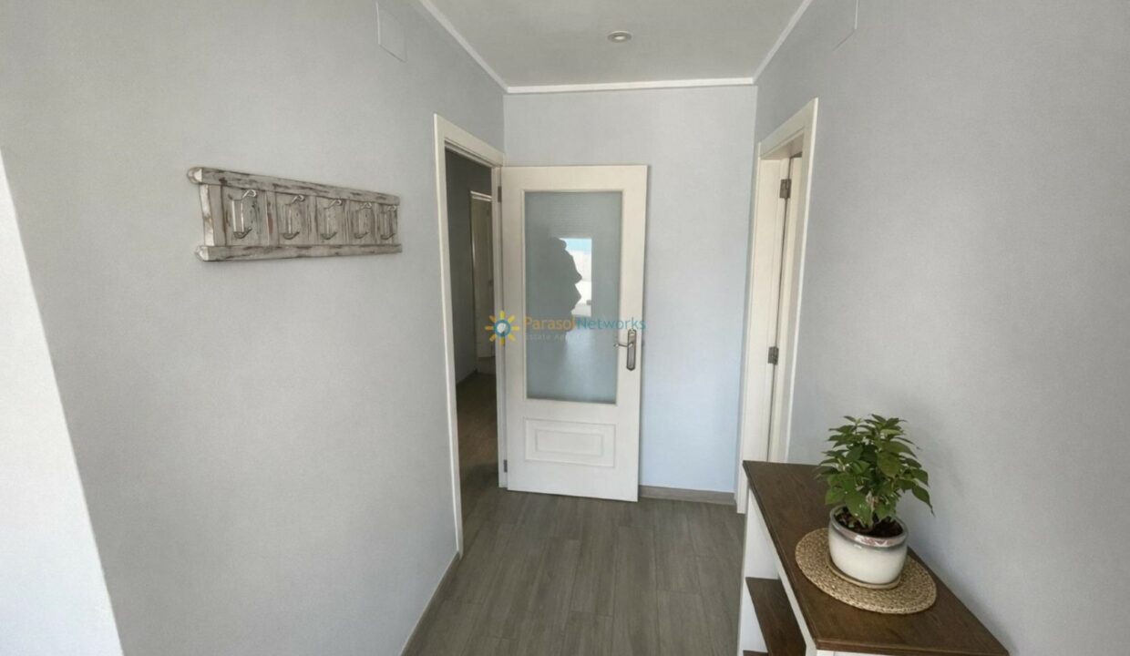 Pasillo minimalista con decoración natural