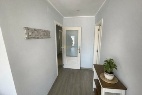 Pasillo minimalista con decoración natural