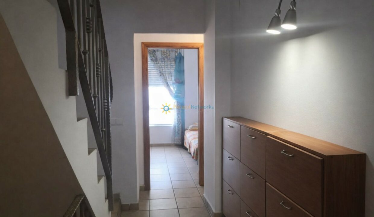 Pasillo moderno con luz natural