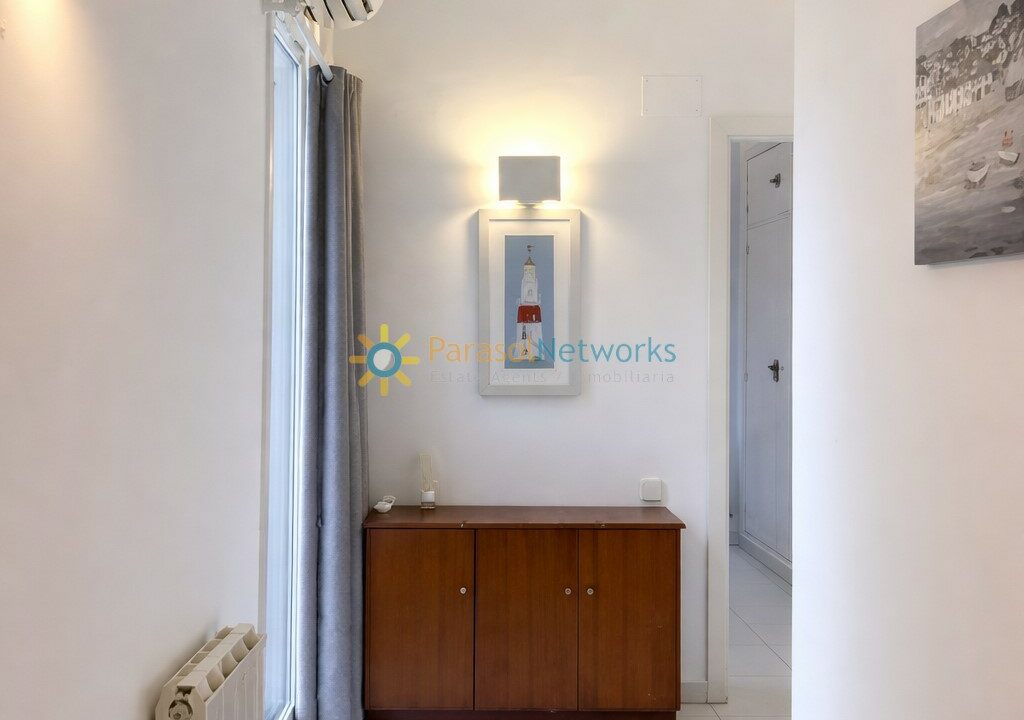 Pasillo moderno con toques cálidos