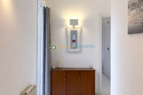 Pasillo moderno con toques cálidos