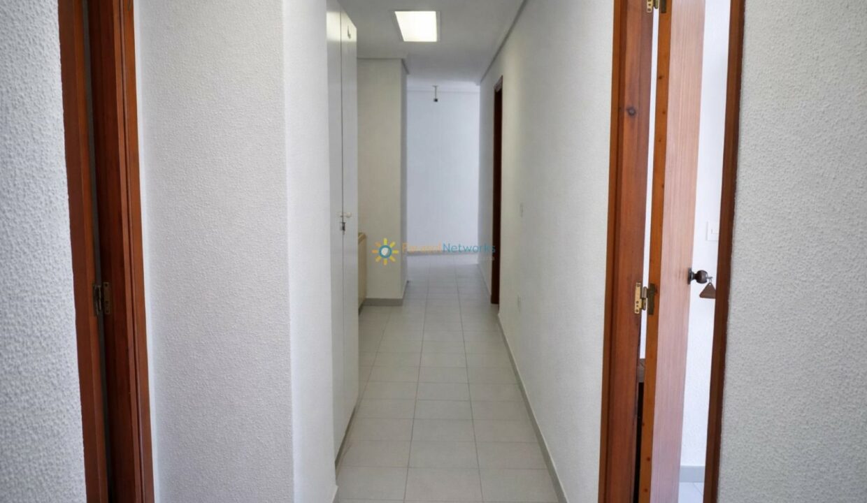 Pasillo residencial con puertas de madera