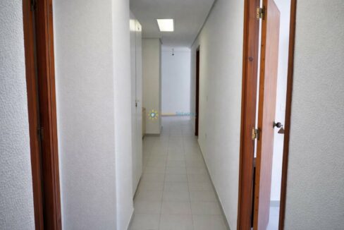 Pasillo residencial con puertas de madera