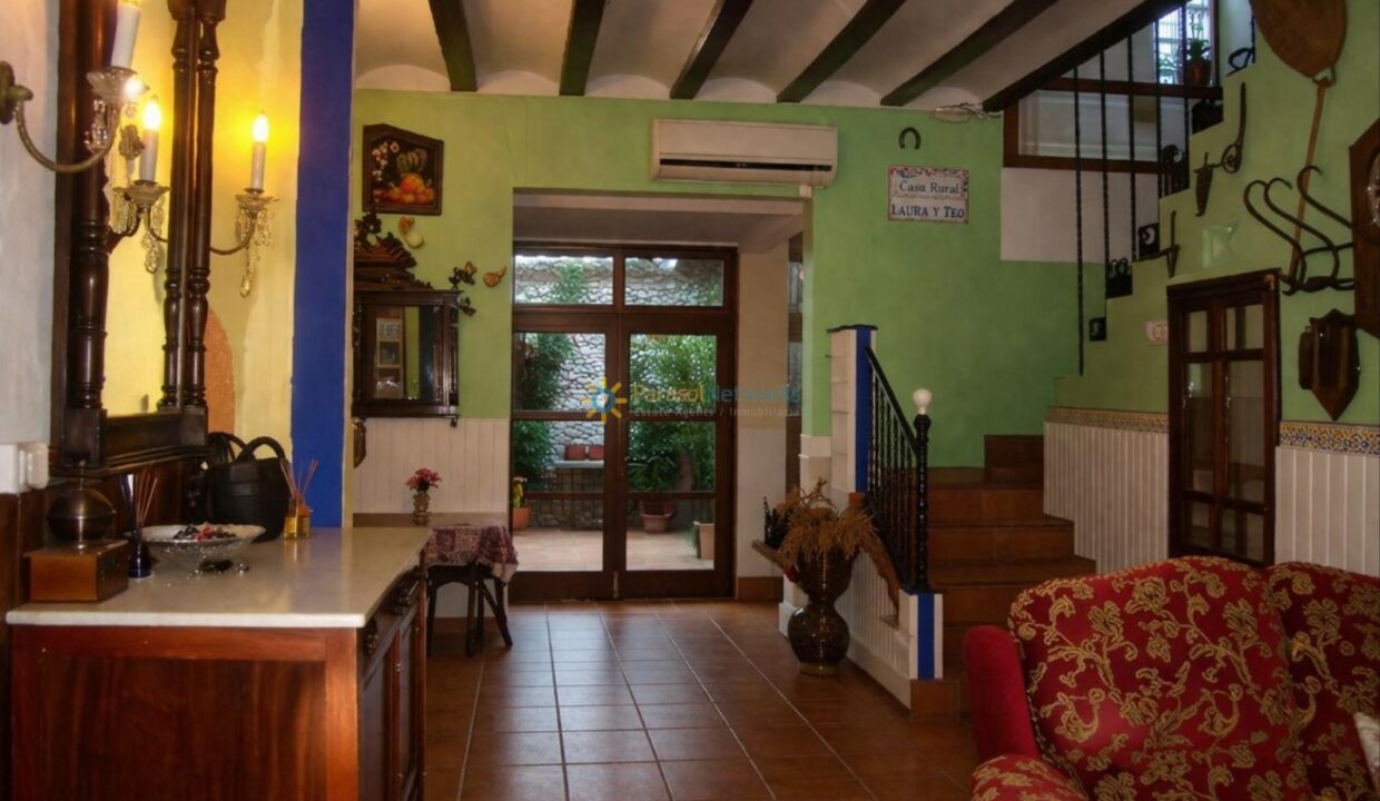 Pasillo rústico con acceso al patio