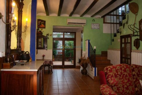 Pasillo rústico con acceso al patio