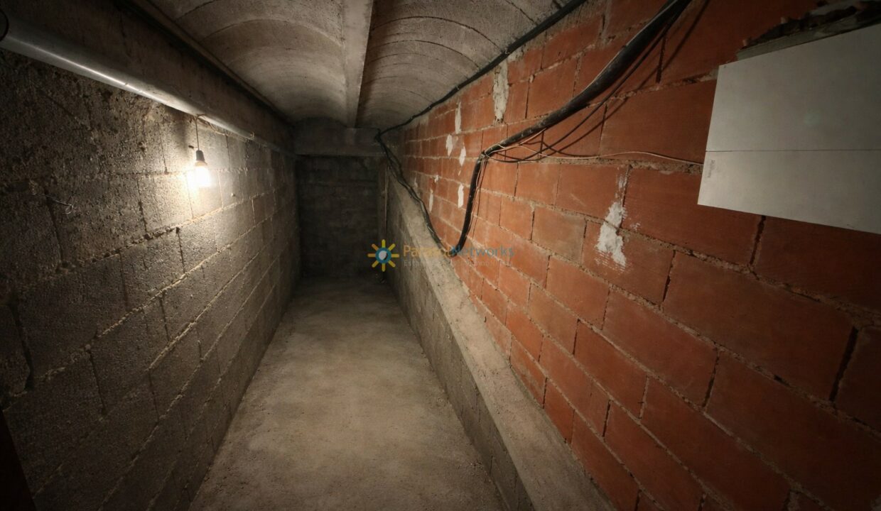 Pasillo subterráneo con paredes de ladrillo
