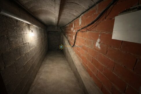 Pasillo subterráneo con paredes de ladrillo