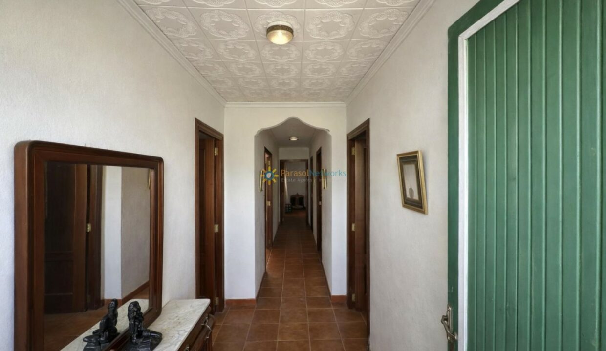 Pasillo tradicional con detalles clásicos