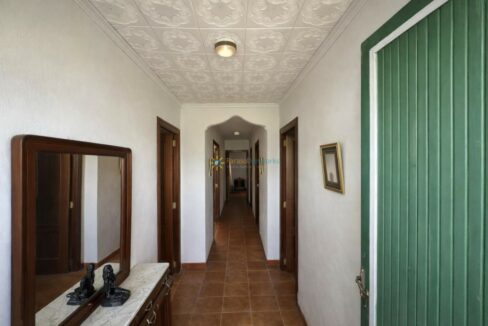 Pasillo tradicional con detalles clásicos