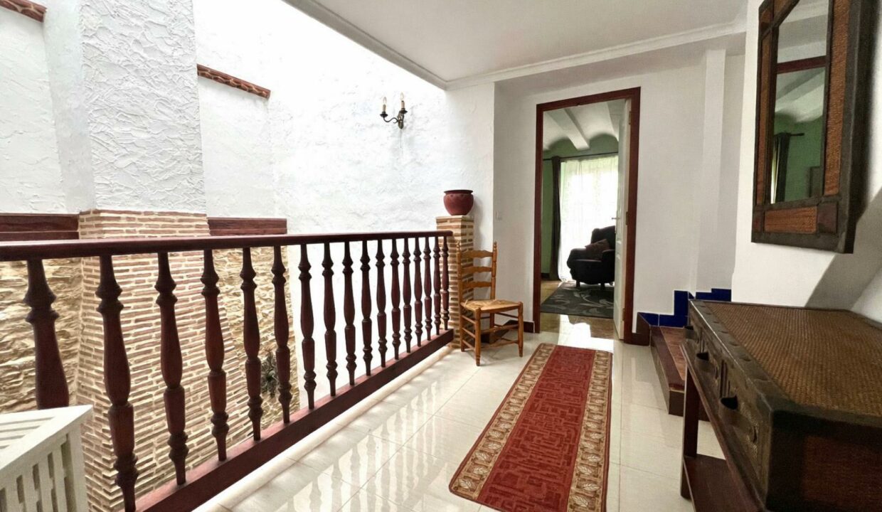 Pasillo tradicional con detalles en madera(1)