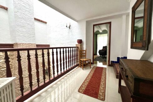 Pasillo tradicional con detalles en madera(1)