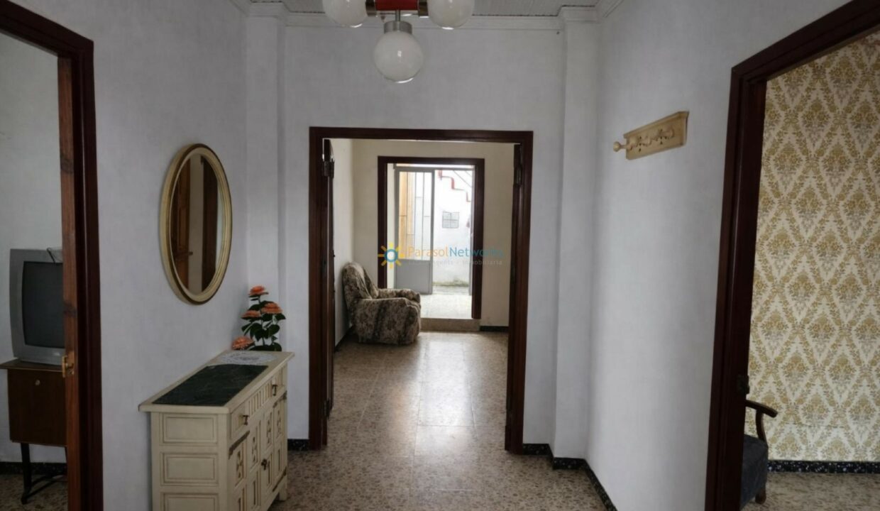 Pasillo tradicional con detalles vintage