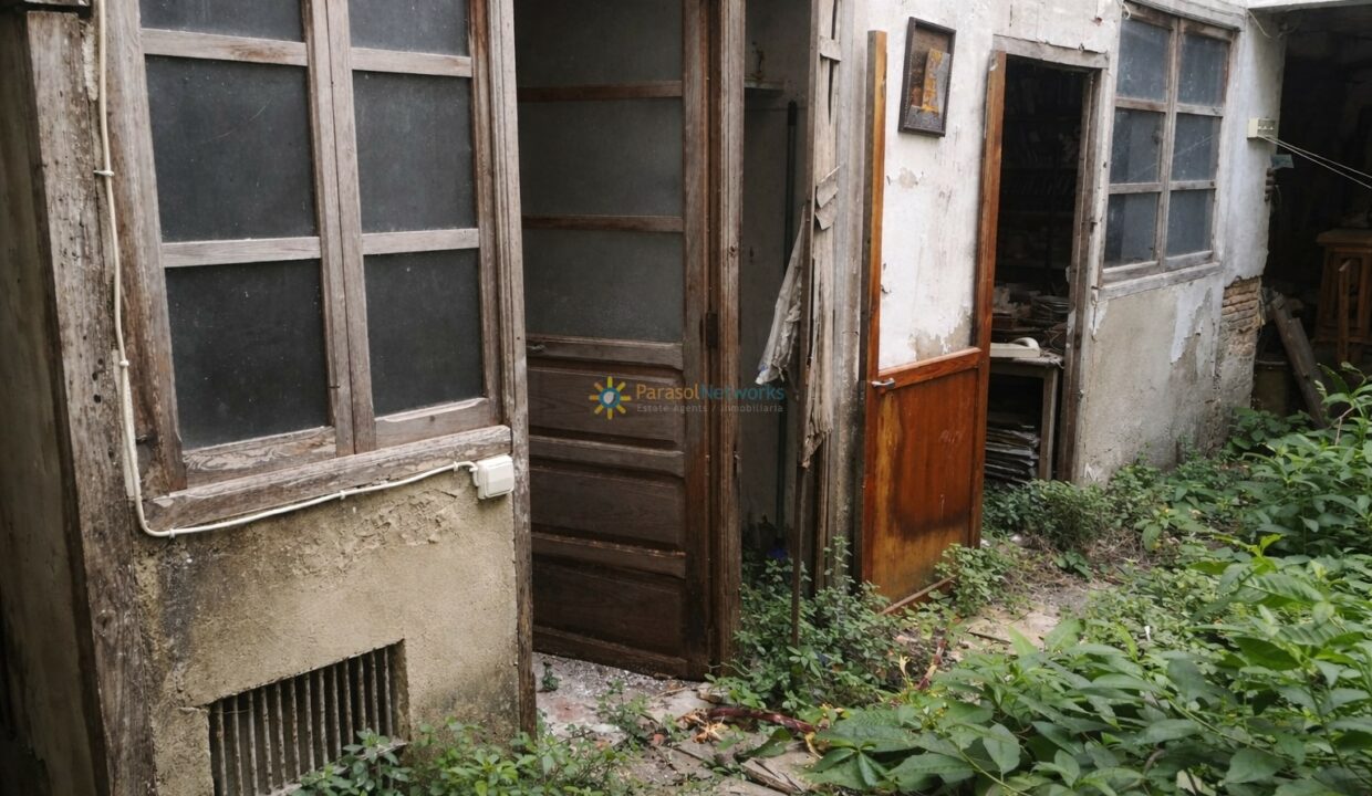 Patio abandonado con puertas envejecidas