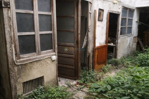 Patio abandonado con puertas envejecidas
