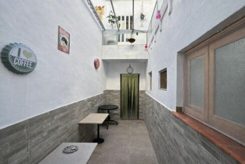 Patio acogedor con detalles decorativos