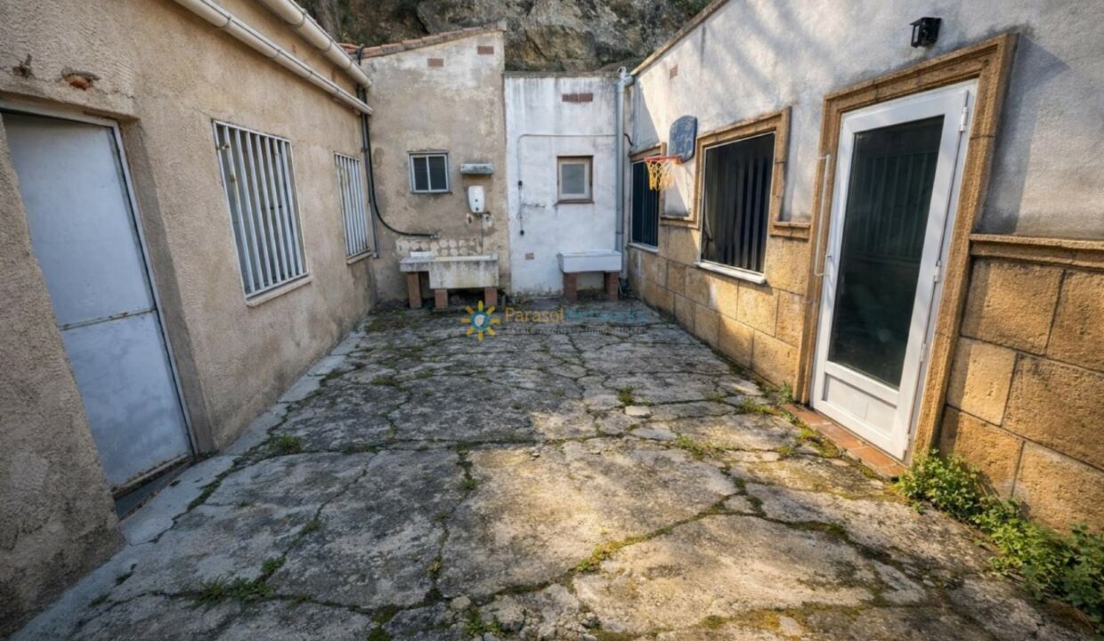 Patio antiguo con musgo y hierba