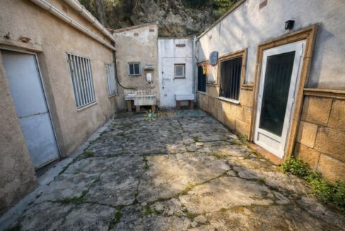 Patio antiguo con musgo y hierba