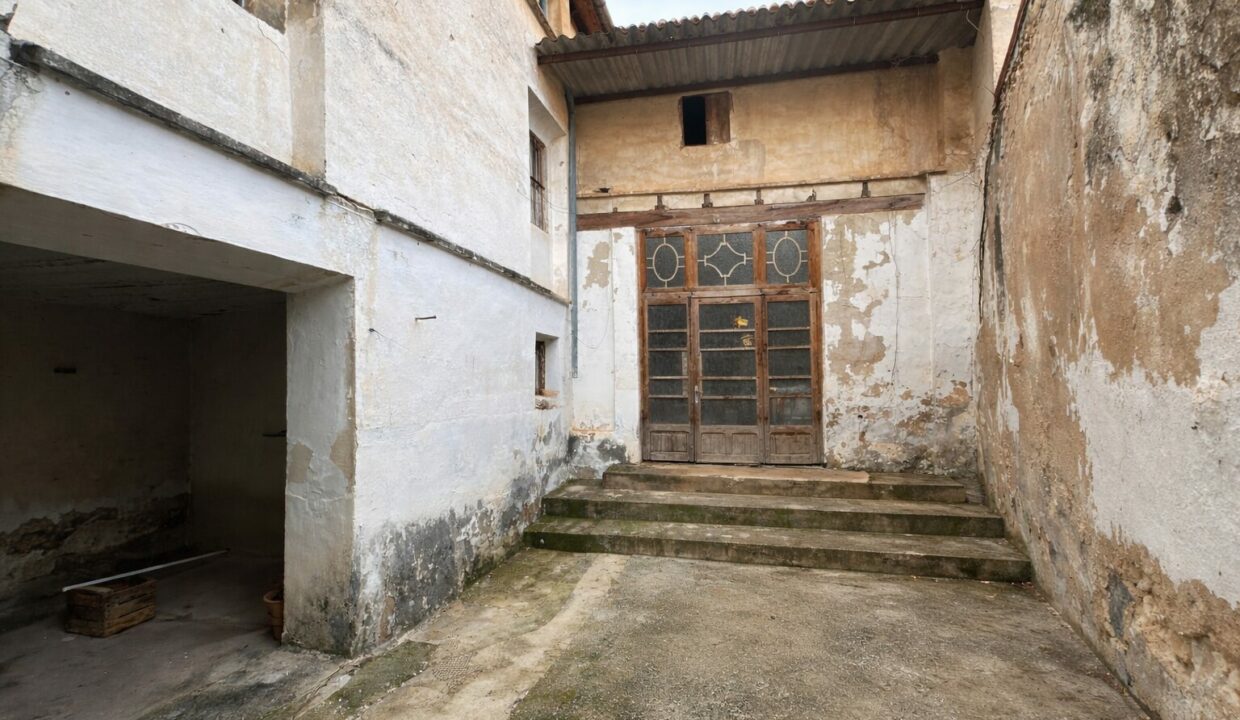 Patio antiguo con puertas desgastadas