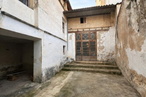 Patio antiguo con puertas desgastadas