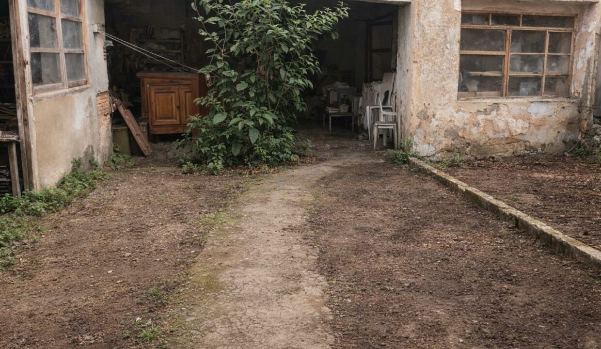 Patio antiguo con sendero iluminado