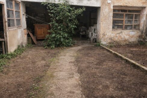 Patio antiguo con sendero iluminado