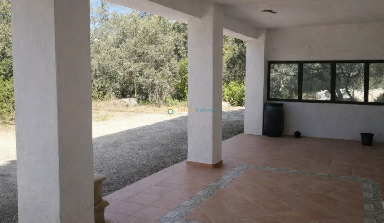 Patio cubierto con mosaico y naturaleza