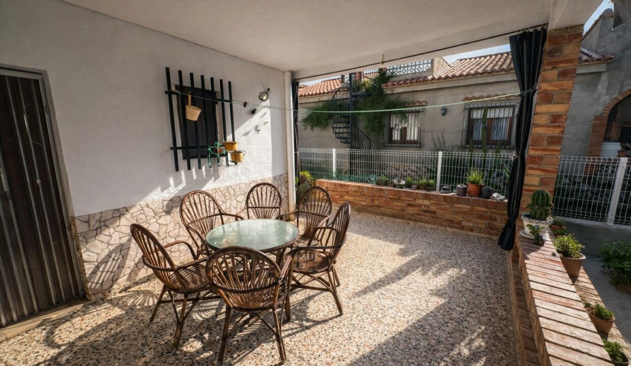 Patio decorado con plantas y muebles