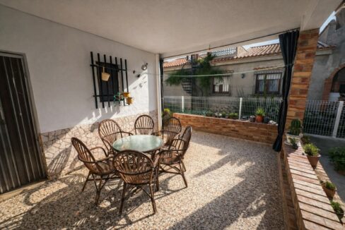 Patio decorado con plantas y muebles