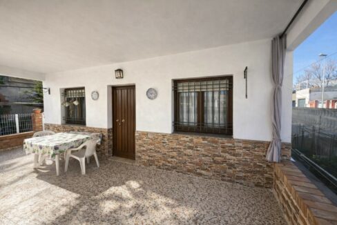 Patio exterior con detalles florales(1)