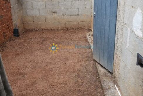 Patio exterior minimalista con puerta azul