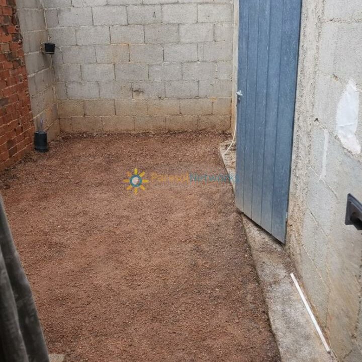 Patio exterior minimalista con puerta azul