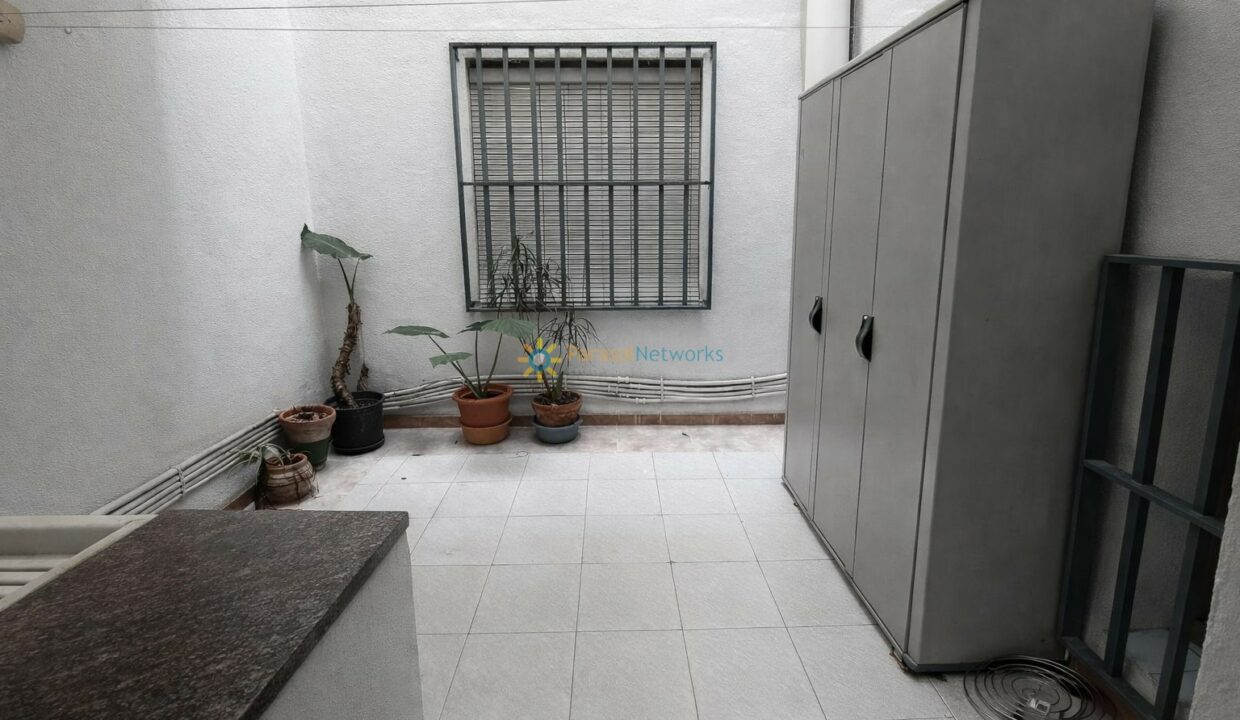 Patio interior con plantas y ventana