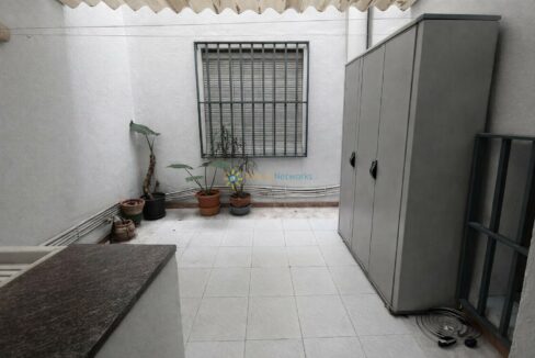 Patio interior con plantas y ventana