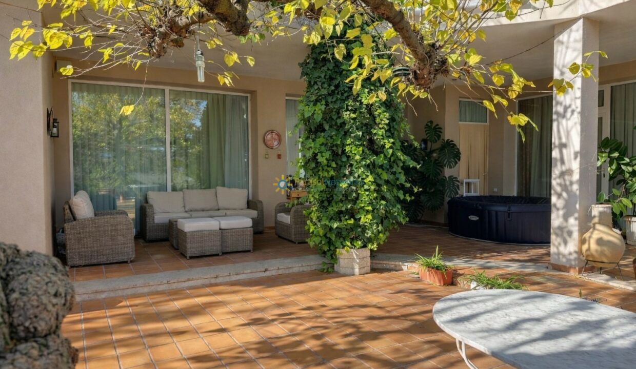 Patio mediterráneo al sol