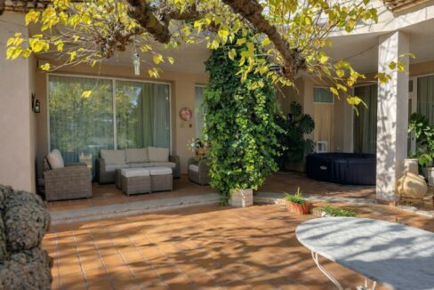 Patio mediterráneo al sol