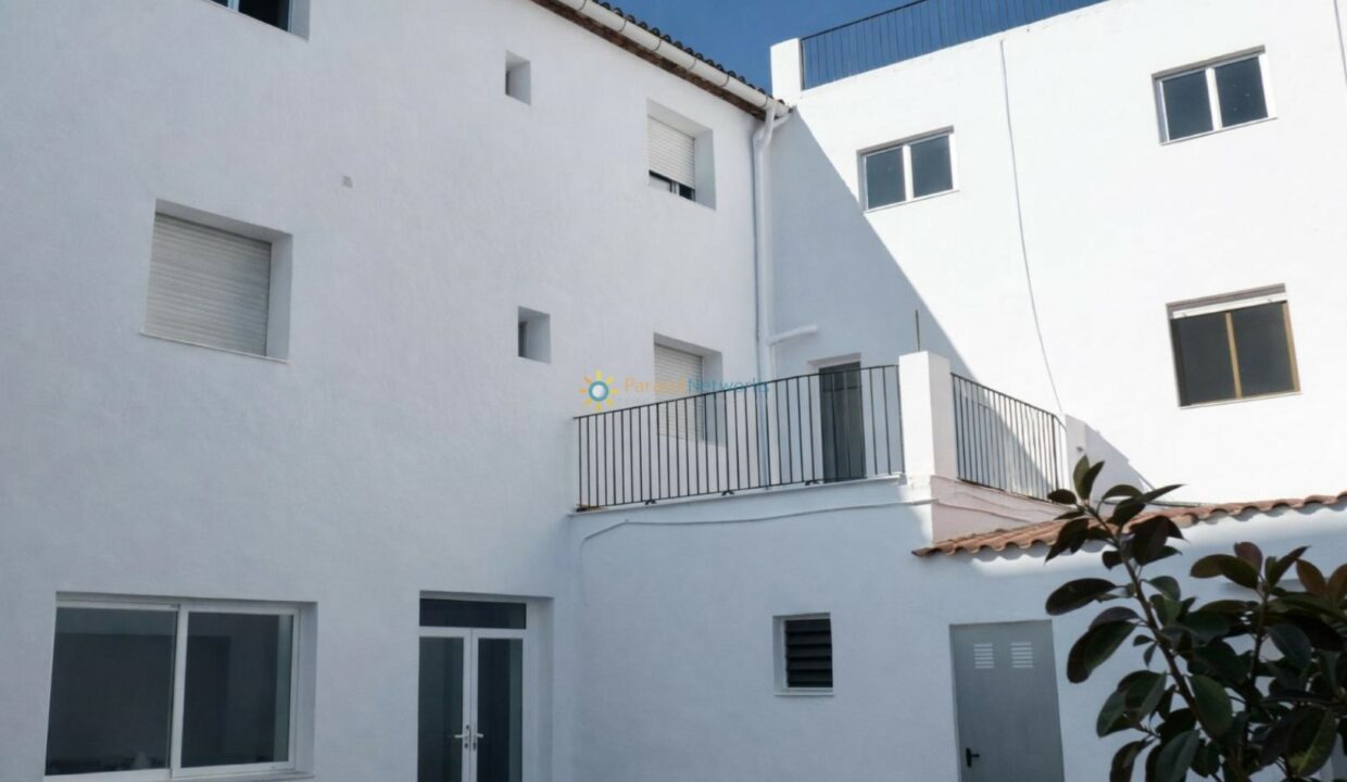 Patio mediterráneo bajo el sol