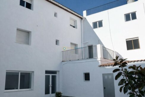 Patio mediterráneo bajo el sol