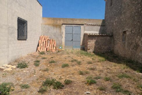 Patio mediterráneo bajo sol brillante