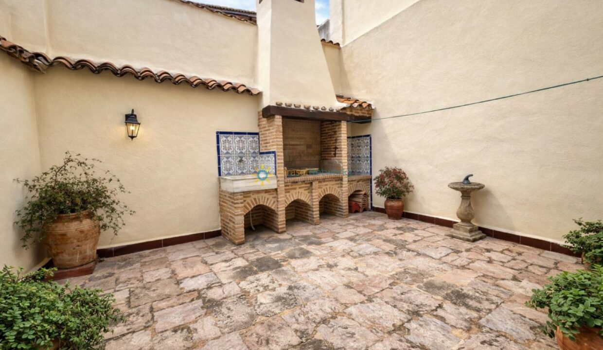 Patio mediterráneo con barbacoa y plantas(2)