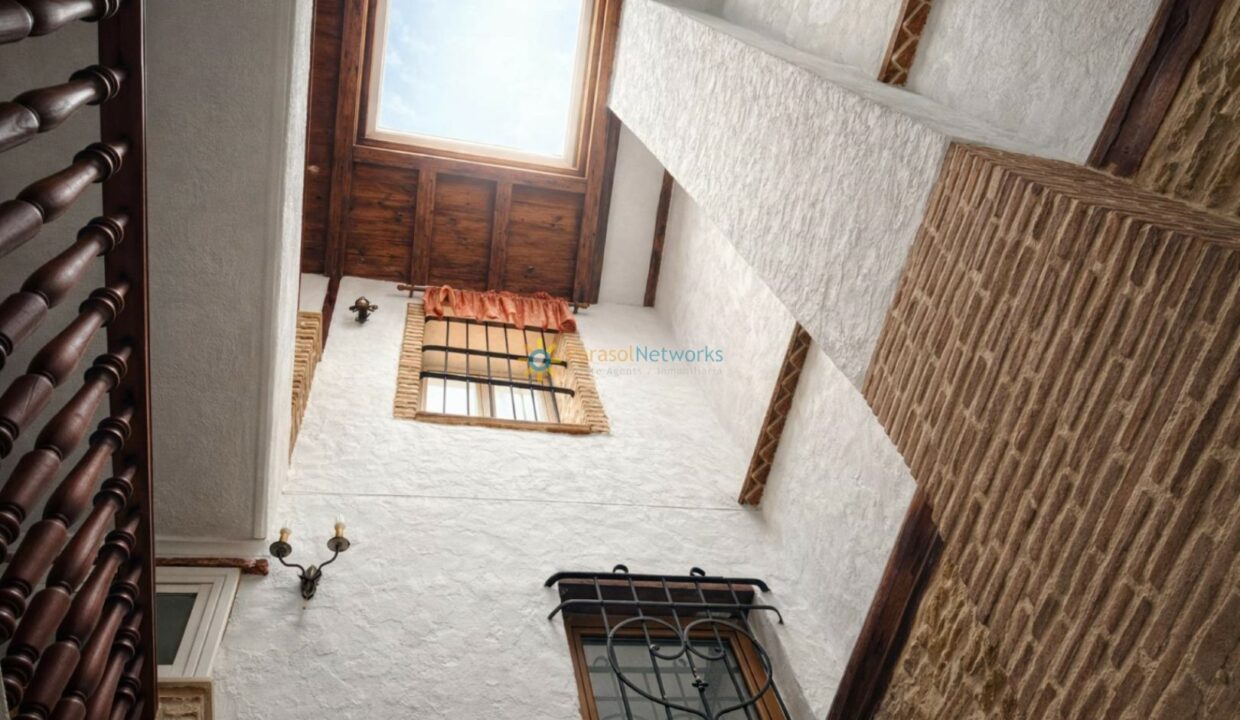 Patio mediterráneo con claraboya y detalles decorativos