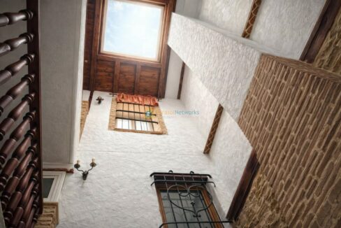 Patio mediterráneo con claraboya y detalles decorativos