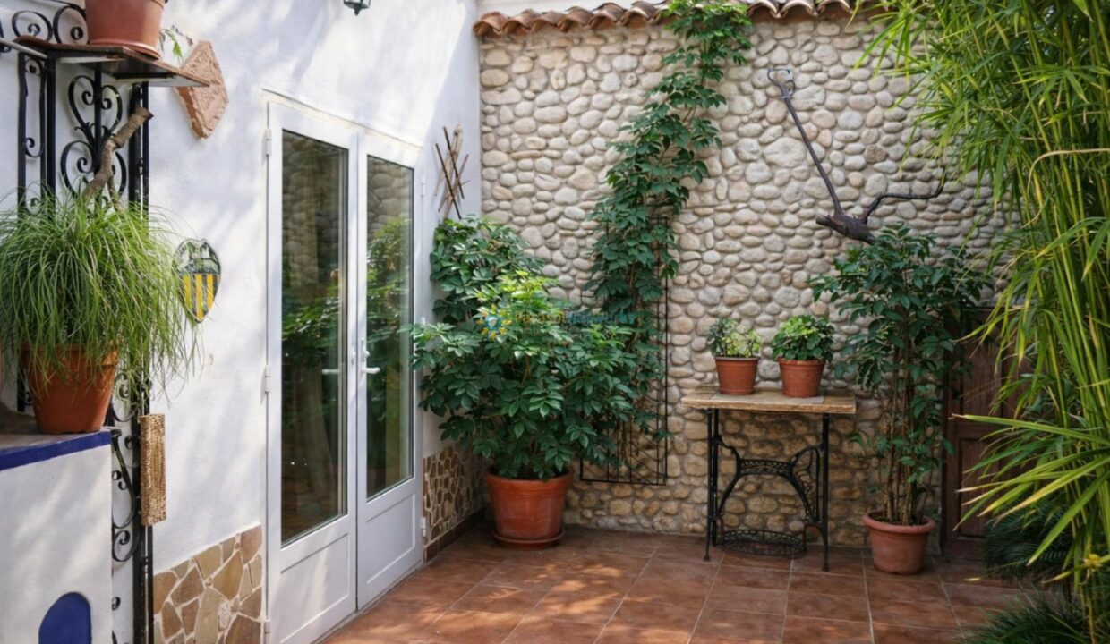 Patio mediterráneo con detalles de hierro