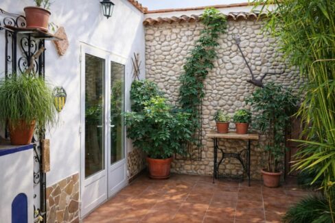 Patio mediterráneo con detalles de hierro